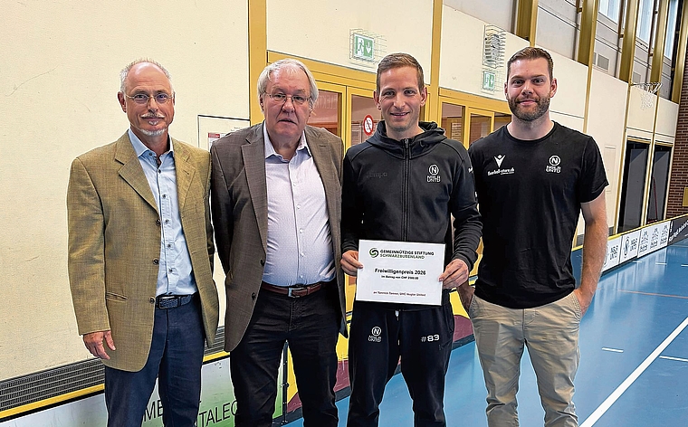 Bei der feierlichen Übergabe: (von links) Nuglars Gemeindepräsident Andreas Gitzi, Stiftungspräsident Martin Spörri, Preisträger Yannick Tanner und Vereinspräsident Dominik Meier. Foto: ZVG / GS Schwarzbubenland / UHC Nuglar United 
