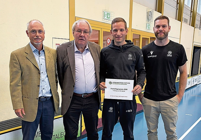 Bei der feierlichen Übergabe: (von links) Nuglars Gemeindepräsident Andreas Gitzi, Stiftungspräsident Martin Spörri, Preisträger Yannick Tanner und Vereinspräsident Dominik Meier. Foto: ZVG / GS Schwarzbubenland / UHC Nuglar United