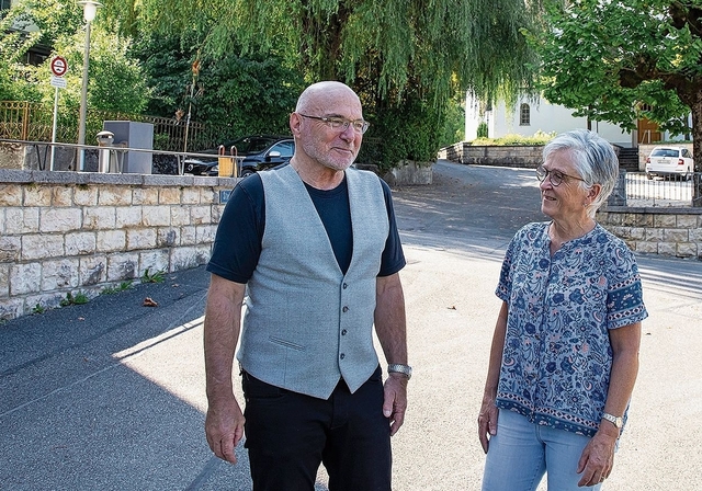 Bald kehrt Leben ein: Bernhard Guntern und Judith Henz auf dem noch leeren Platz des «Bärschbler Dorfmärts». Foto: Martin Staub