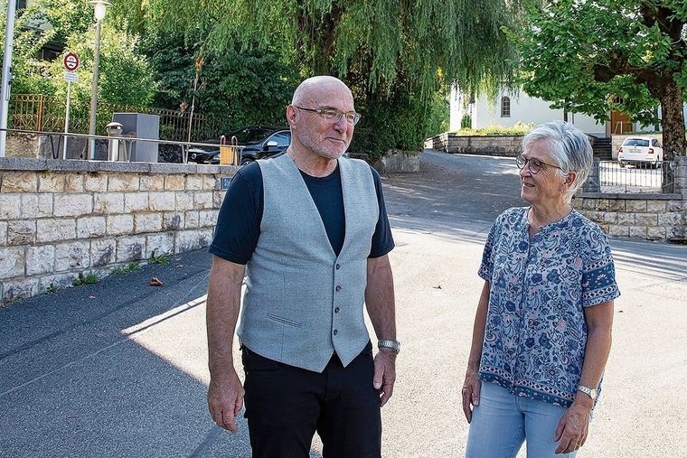 Bald kehrt Leben ein: Bernhard Guntern und Judith Henz auf dem noch leeren Platz des «Bärschbler Dorfmärts». Foto: Martin Staub