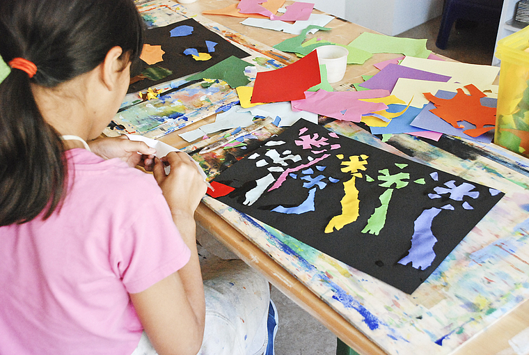 Erinnert irgendwie doch an Matisse: Junge Künstlerin beim Collagieren. Foto: Thomas Brunnschweiler