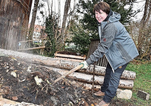 Kompostieren will gelernt sein: Petra Ferrari zeigt, wie’s geht. Foto: Bea Asper