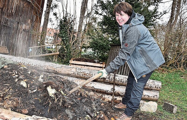 Kompostieren will gelernt sein: Petra Ferrari zeigt, wie’s geht. Foto: Bea Asper