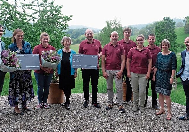 Feierliche Übergabe: (v.l.) BLKB-CEO John Häfelfinger, Sandra Ischi (Gotte von Romy Tschopp), Mitglieder der Future Band (in roten T-Shirts), Stiftungsrätinnen Esther Freivogel und Nadine Jermann sowie Stiftungsrat Marco Di Pasquale. Foto: Thomas 