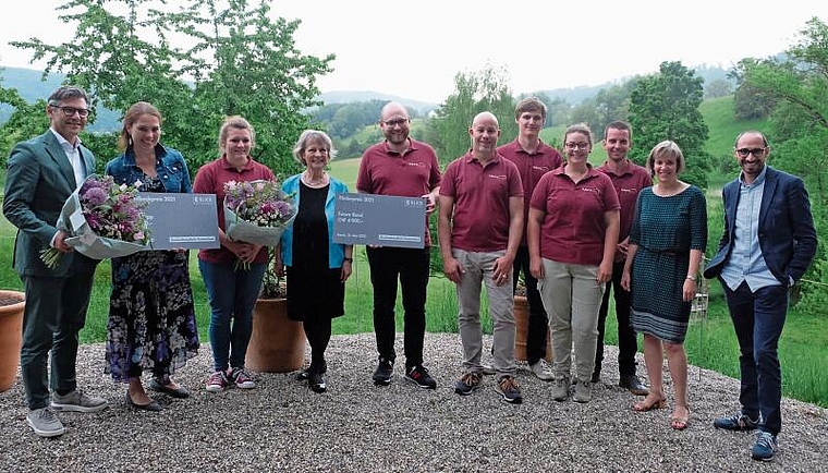 Feierliche Übergabe: (v.l.) BLKB-CEO John Häfelfinger, Sandra Ischi (Gotte von Romy Tschopp), Mitglieder der Future Band (in roten T-Shirts), Stiftungsrätinnen Esther Freivogel und Nadine Jermann sowie Stiftungsrat Marco Di Pasquale. Foto: Thomas