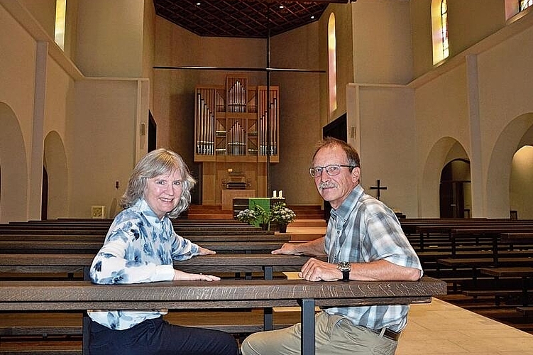 Voller musikalischer Ideen: Organistin Marjorie Marx und Kirchgemeinderatspräsident 
Beat Siegfried. Foto: Ronja Borer