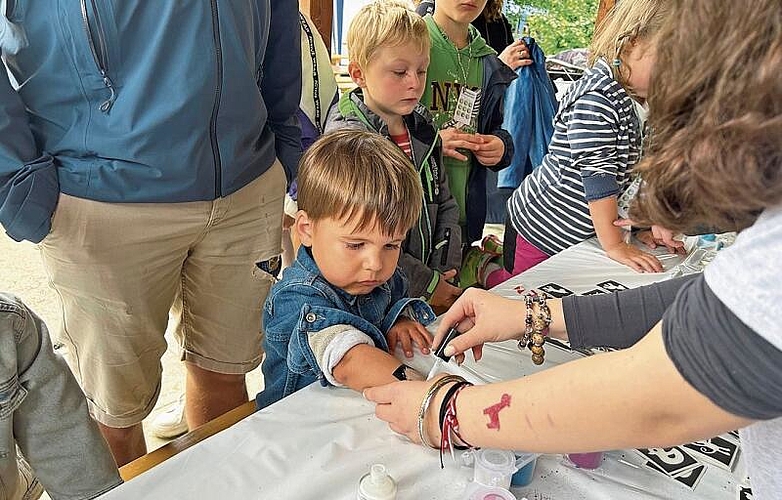 In Farbe verewigt: Gerade kleine Kinder liessen sich gerne ihr Lieblingstier auf den Körper malen.