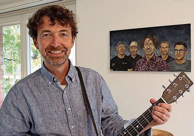 Liedermacher: Rolland bereitet sich zuhause auf seine CD-Taufe vor. Foto: Carlo Lang