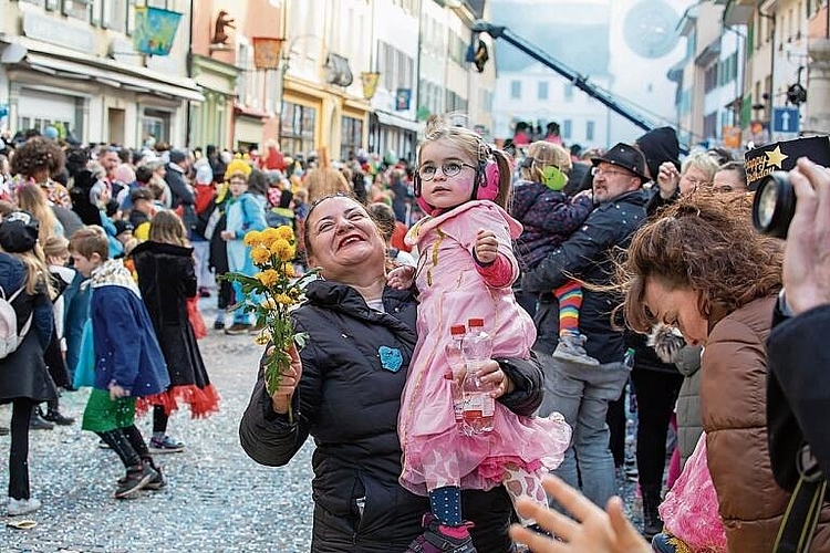Glücklich: Mutter freut sich mit Tochter.