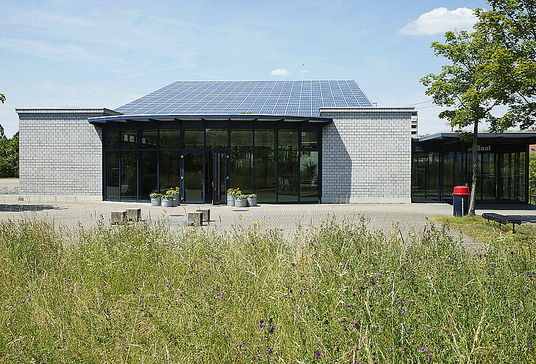 Die Birseck Solar AG machts vor: Photovoltaikanlage aus dem Jahr 2012 auf dem Veranstaltungsort der Solarmesse,