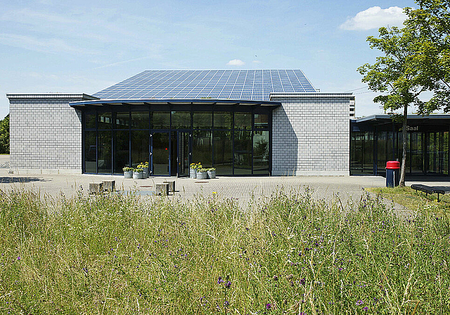 Die Birseck Solar AG machts vor: Photovoltaikanlage aus dem Jahr 2012 auf dem Veranstaltungsort der Solarmesse,
