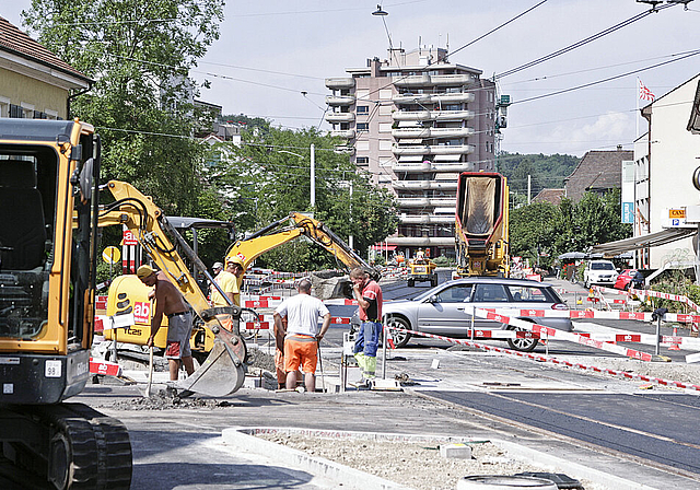 Der Einkaufsboulevard nimmt Gestalt an: Ab Sonntag verkehrt das Tram wieder regulär durch das Reinacher Zentrum.  Foto: Lukas Hausendorf