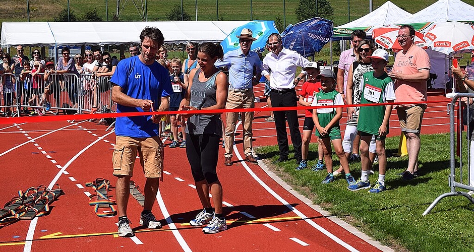 Band durchtrennen: Feierliche Einweihung der neuen 200-m-Laufbahn im Grien mit Tobias Holliger, Präsident LZT, undStargast Anita Weyermann. Fotos: Bea Asper
