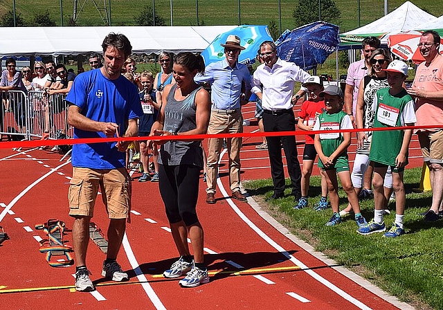 Band durchtrennen: Feierliche Einweihung der neuen 200-m-Laufbahn im Grien mit Tobias Holliger, Präsident LZT, undStargast Anita Weyermann. Fotos: Bea Asper
