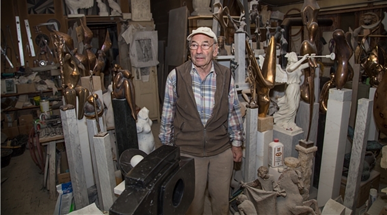 Der Skulpteur in seinem Reich: Roland Schmidlin präsentiert sein Atelier in Dittingen.Foto: Martin Staub