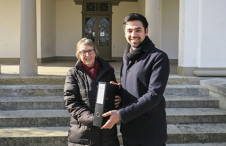 Übergabe der Dossiers: Hanni Huggel und Adil Koller.  Foto: Oliver Sterchi