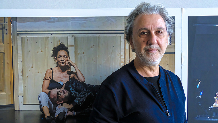 «Ich ergreife mehr die Partei für die Frauen»: Regisseur Georg Darvas führt in seiner Inszenierung die Männer in ihren Schwächen vor. Foto: Thomas Brunnschweiler