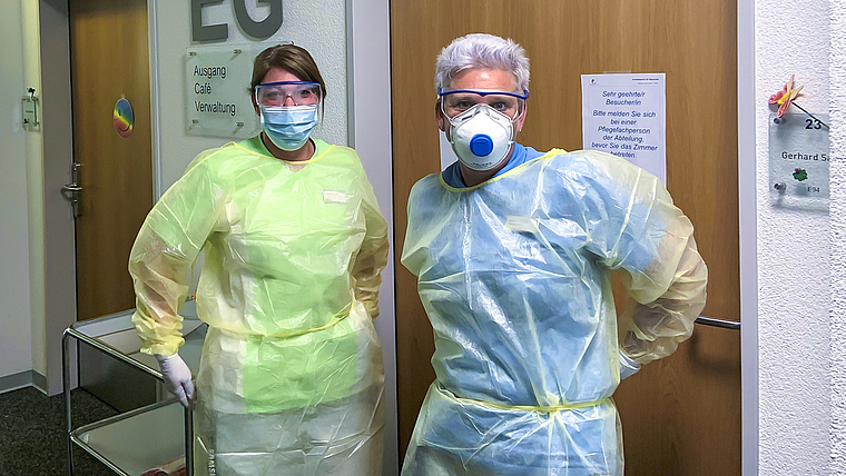 An der Front: Als Mitarbeiterinnen des Seniorenzentrums Aumatt haben Esther Stutz und Simona Moro die Auswirkungen des Virus hautnah miterlebt. Foto: Caspar Reimer