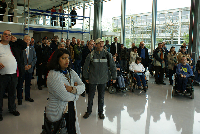 In der neuen Werkstatt: Begrüssung der Gäste. Fotos: Jürg Jeanloz
