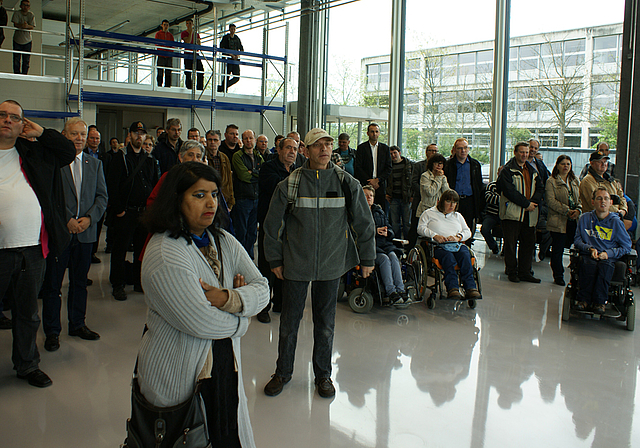 In der neuen Werkstatt: Begrüssung der Gäste.   Fotos: Jürg Jeanloz