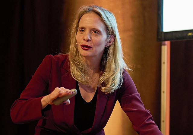 Hatte die volle Aufmerksamkeit des Publikums: Journalistin und Autorin Luzia Tschirky. Foto: José R. Martinez