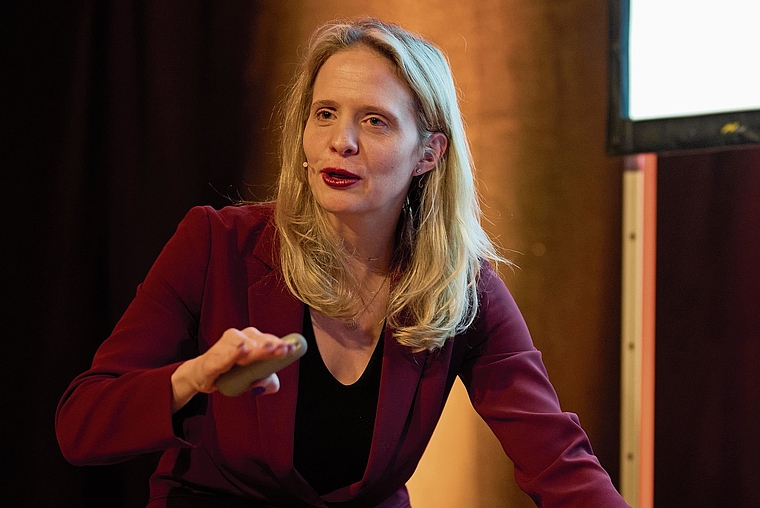 Hatte die volle Aufmerksamkeit des Publikums: Journalistin und Autorin Luzia Tschirky. Foto: José R. Martinez