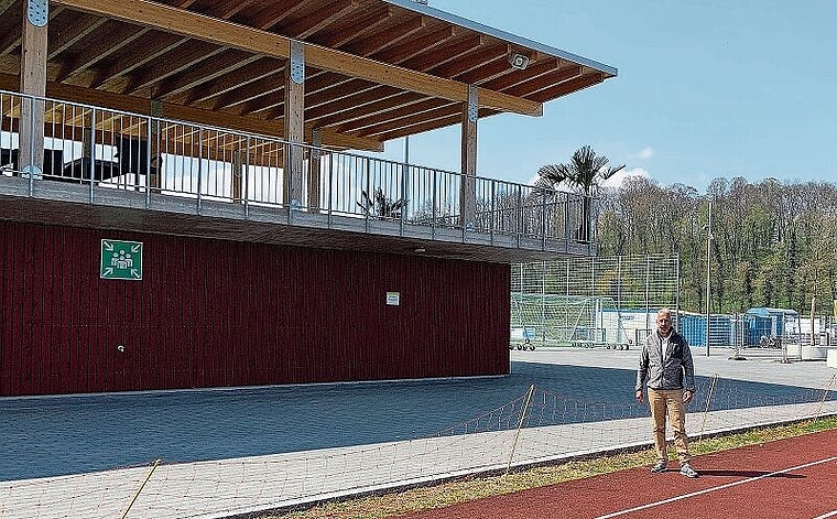 Gehört zum Inventar: Vereinspräsident Roland Ming vor dem neuen Clubhaus. Foto: Caspar Reimer