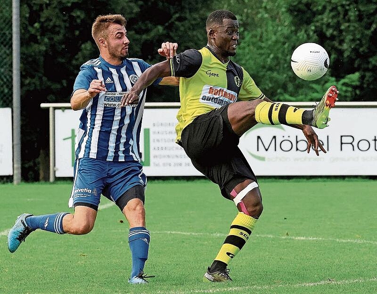 Treffsicher: Mohamed Coulibaly (r.) hat in 21 Spielen für den SC Dornach 21 Tore geschossen. Foto: Edgar Hänggi