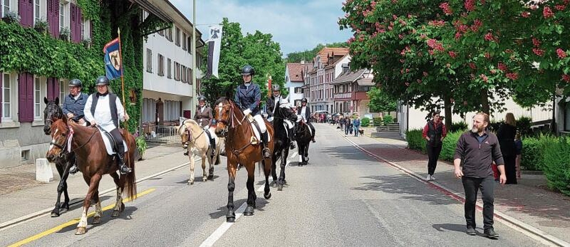 Hoch zu Ross in Münchenstein: Die Reitergruppe führt die Banntagsteilnehmenden an – gefolgt vom Fähnrich und dem Musikverein Münchenstein. Im Anschluss daran wurde im Festzelt im Schlössliwald gefeiert und in der Trotte zum Banntagstanz geladen. Foto: Daniel Spichty