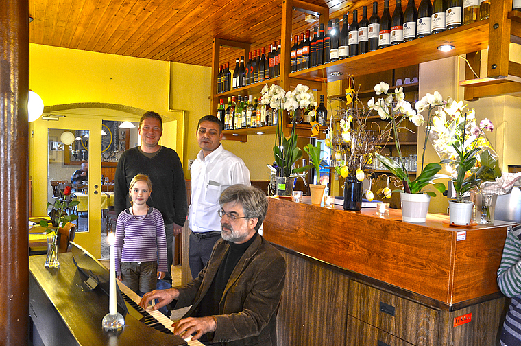 Engagiert: Rüdiger Feind mit Tochter und Thomas Brunschweiler am Piano sind zurzeit die Gruppe «Kultur im Oepfelsee», welche im Restaurant Oepfelsee zusammen mit Pächter Abuzer Aksoy Events organisieren. Foto: Jay Altenbach