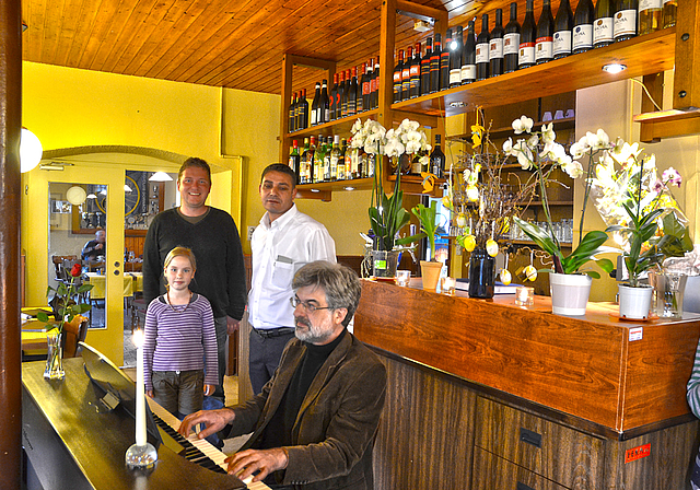 Engagiert: Rüdiger Feind mit Tochter und Thomas Brunschweiler am Piano sind zurzeit die Gruppe «Kultur im Oepfelsee», welche im Restaurant Oepfelsee zusammen mit Pächter Abuzer Aksoy Events organisieren.  Foto: Jay Altenbach