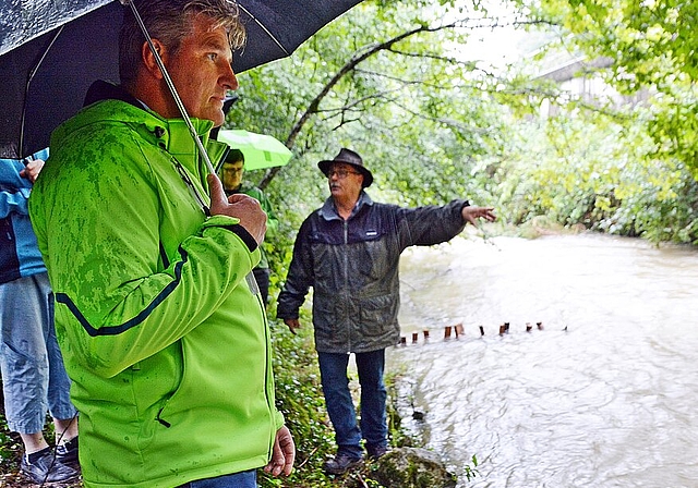 <em>Instream-Massnahmen: </em>Christian Dietiker (r) zeigt und erklärt Lenkbuhnen, Faschinen, Raubäume und andere Elemente, welche die Strömung verändern und Fischen Deckung und Unterstände bieten Foto: Roland Bürki