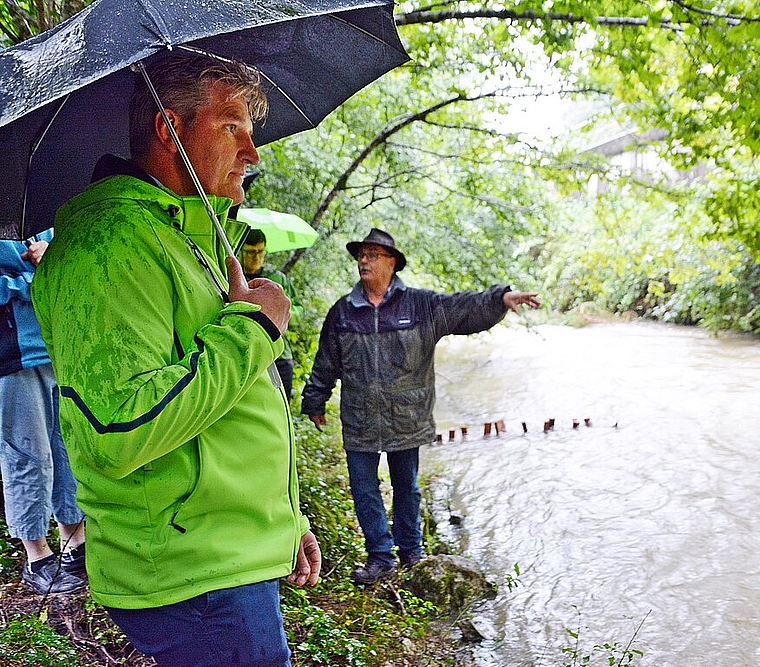 <em>Instream-Massnahmen: </em>Christian Dietiker (r) zeigt und erklärt Lenkbuhnen, Faschinen, Raubäume und andere Elemente, welche die Strömung verändern und Fischen Deckung und Unterstände bieten Foto: Roland Bürki