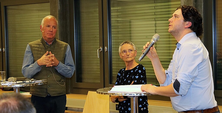 <em>Versuchen Unsicherheiten und Missverständnisse zu klären: </em>Moderator Linus-Marcello Schumacher (l.), Erika Preisig, Präsidentin der Stiftung «Eternal Spirit», und Gemeinderat Domenik Schuppli. Foto: Gaby Walther