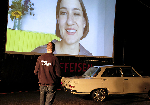 Attraktives (Schein-)Live-Interview: Alexander Strohm befragt Marie Leuenberger, Hauptdarstellerin in «Die göttliche Ordnung». Rechts steht der durch den Film berühmt gewordene Opel Rekord.  Foto: Thomas Brunnschweiler