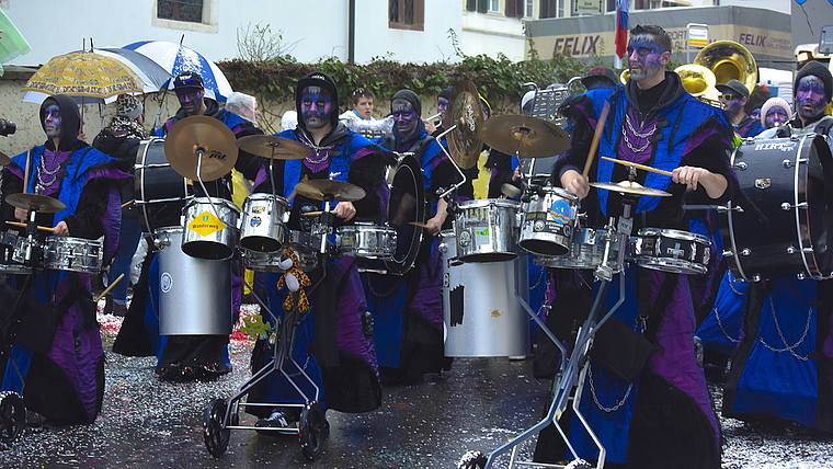 Gastauftritt: Die Guggenmusik «Gärschtabüüch» aus dem St. Gallischen Pfäfers. Fotos: Bea Asper