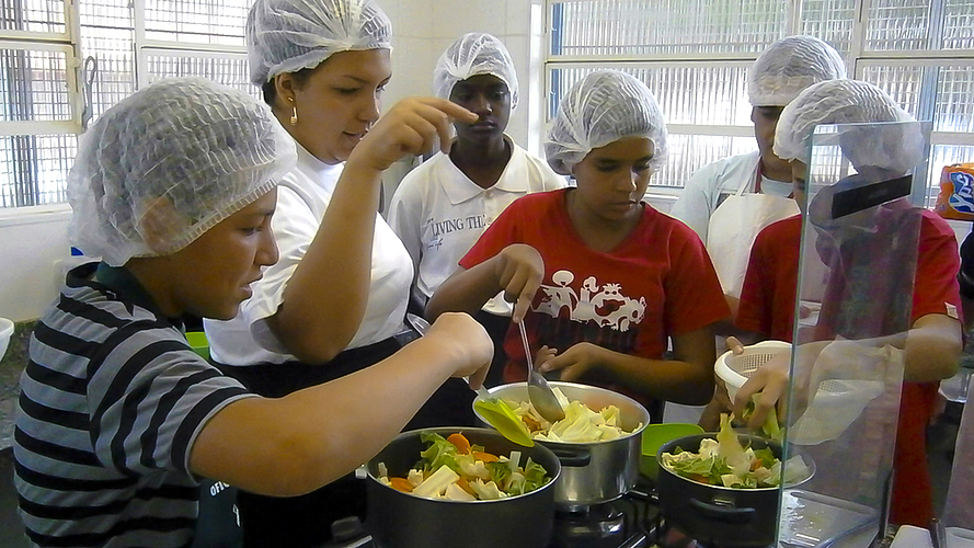 Weg von der Strasse, rein in die Küche: Der Verein «Streetworker Kinderhilfswerk Brasilien» will Jugendliche jenseits von Drogenkonsum und Bandenkriminalität eine berufliche Perspektive im Leben geben.  Fotos: ZVG
