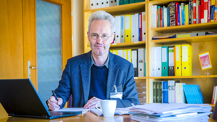 Verschiedene Therapieverfahren: Der ärztliche Leiter der Klinik Arlesheim, Lukas Schöb, kennt auch ergänzende Methoden, die zur Linderung bei Lungenkrankheiten beitragen. Foto: Christian Jaeggi