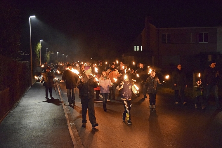 Fackelträger: Der Weg vom Mühleplatz auf den Chatzebuggel wurde vom Fackelzug erhellt. Foto: ZVG