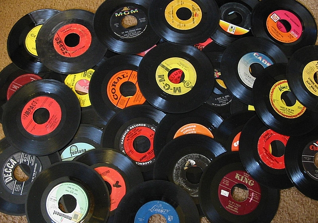 In Vinyl gerillte Töne – im Gedächtnis eingekerbte Emotionen: Das Kultur-Sommerspecial in der Scheune Arlesheim inszeniert aus persönlichen Lieblingssongs und den damit verbundenen Erinnerungen ein abendfüllendes Programm.  Foto: ZVG