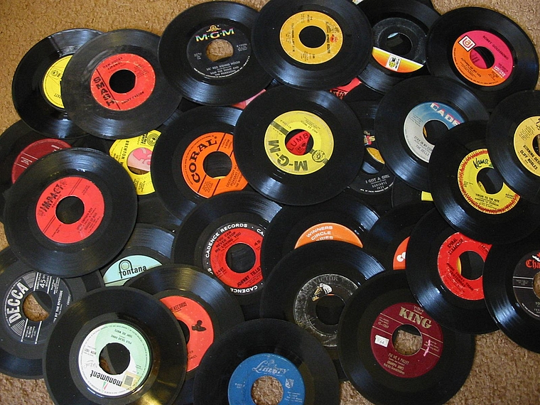 In Vinyl gerillte Töne – im Gedächtnis eingekerbte Emotionen: Das Kultur-Sommerspecial in der Scheune Arlesheim inszeniert aus persönlichen Lieblingssongs und den damit verbundenen Erinnerungen ein abendfüllendes Programm. Foto: ZVG