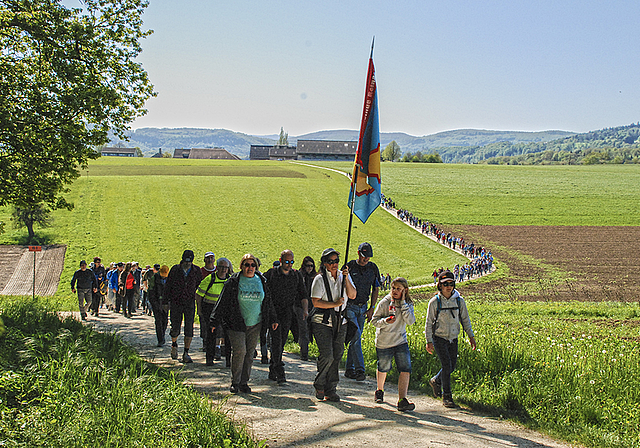 Wie ein Tatzelwurm: Die Ganztagesrotte, angeführt von Bannerträgerin Daniela Grieder, zwischen Schlatthof und Leywald.  Foto: Thomas Brunnschweiler
