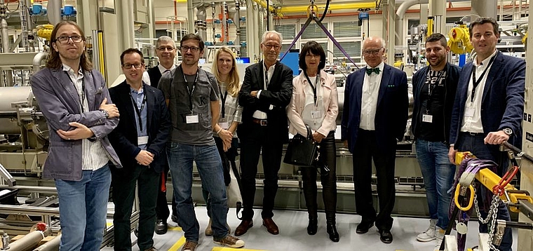 Exklusive Leserführung: Verwaltungsratspräsident Klaus Endress (3. v. r.) zeigt den Produktionsbetrieb der Endress+Hauser Flowtec. Foto: Raphael Schoene