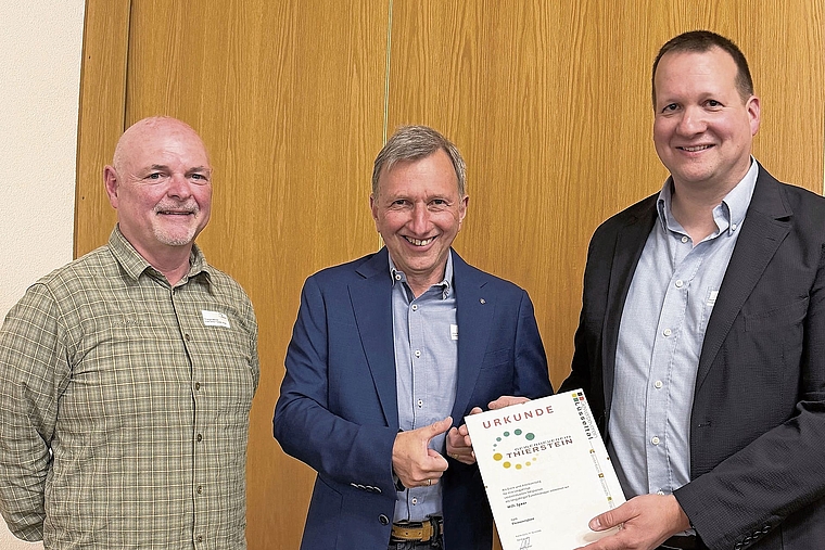 Zum Ehrenmitglied ernannt: Präsident Thomas Jeger (v.r.) überreicht Willi Spaar die Ehrenmitglied-Urkunde. Das Laudatio dazu hat Ehrenmitglied Christoph Mercks  gehalten. Foto: Jessica Glanzmann