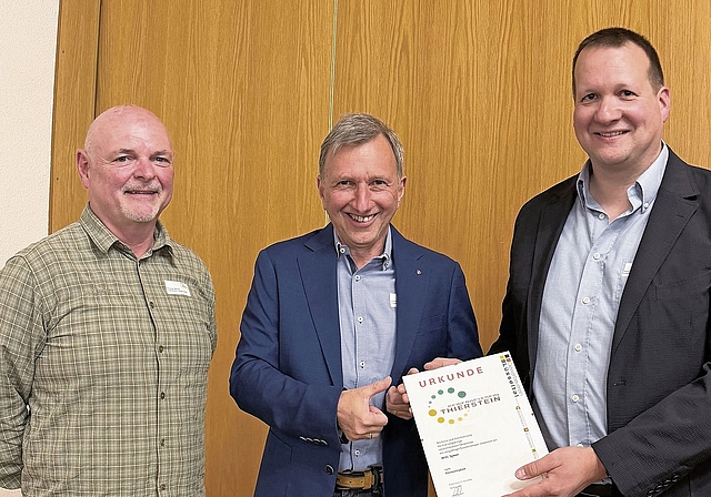 Zum Ehrenmitglied ernannt: Präsident Thomas Jeger (v.r.) überreicht Willi Spaar die Ehrenmitglied-Urkunde. Das Laudatio dazu hat Ehrenmitglied Christoph Mercks  gehalten. Foto: Jessica Glanzmann