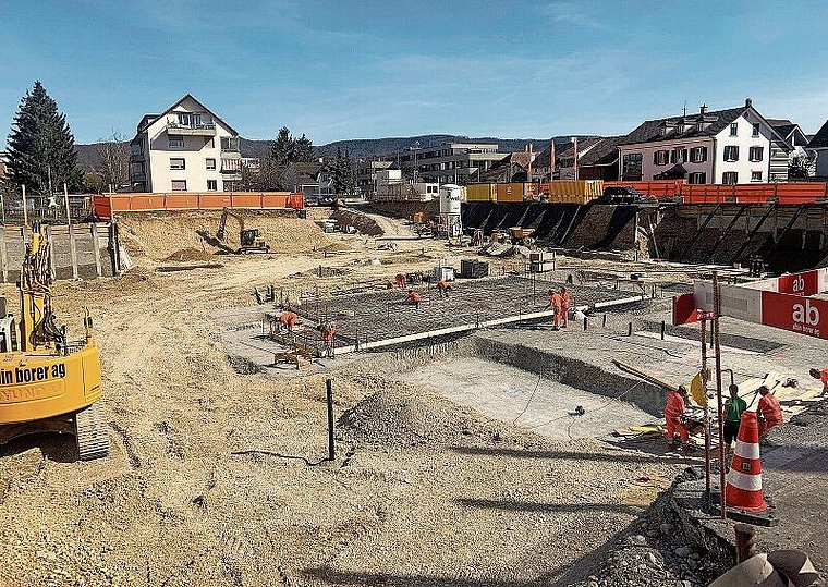 Im Bau: An der Ecke Bruggstrasse/Hauptstrasse entsteht eine neue Siedlung – weitere werden folgen. Foto: Caspar Reimer