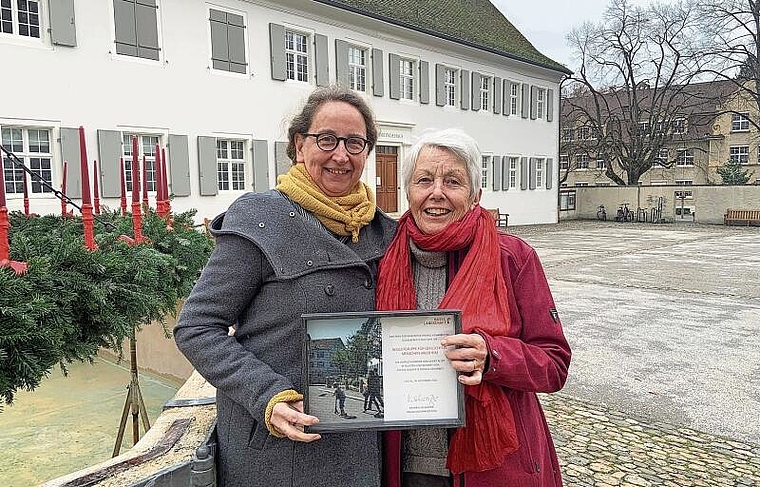 Ausgezeichnet: Rita Hagenbach (links) und Marie Regez präsentieren stolz die Gewinnerurkunde auf dem Domplatz. Foto: Caspar Reimer