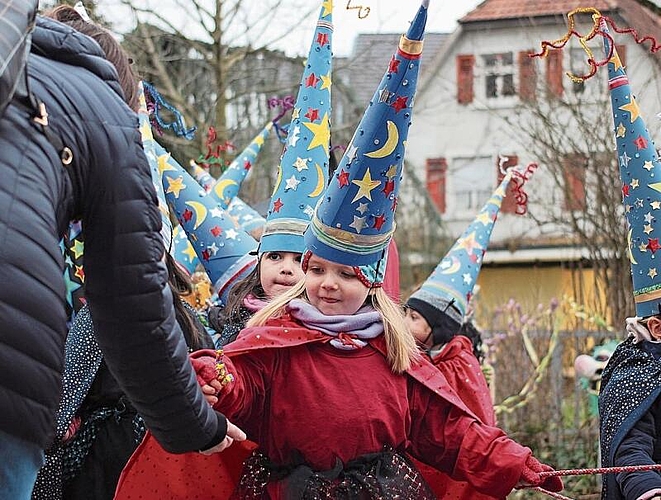 Mit Hut und Zauberstab: Kleine Zauberinnen verteilten Dääfeli an die Zuschauer am Stras-senrand.
