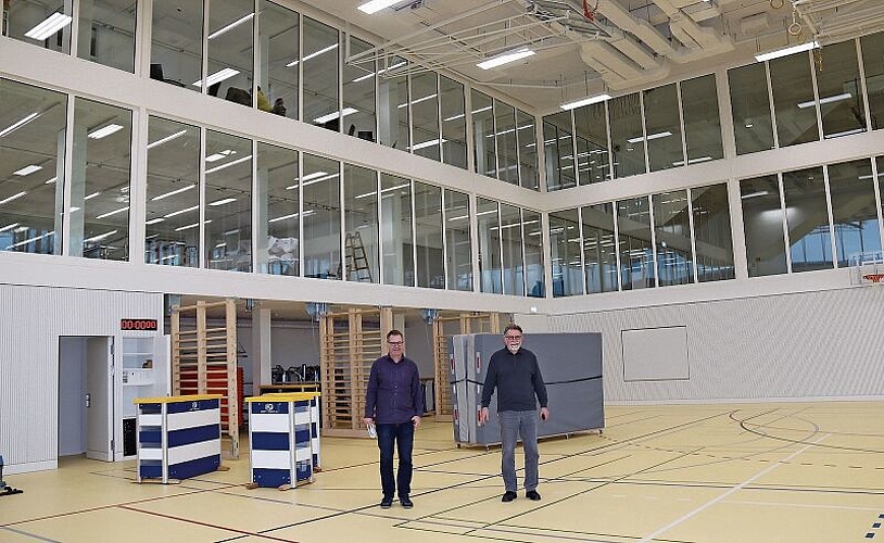 Einblick in die Turnhalle: Guido Rabaglio (r.), ehemaliger Schulleiter, begleitete das Projekt Neubau von Anfang an. Schulleiter Gaston Caviezel freut sich, endlich vom alten ins neue Schulhaus umzuziehen. Fotos: Gaby Walther
