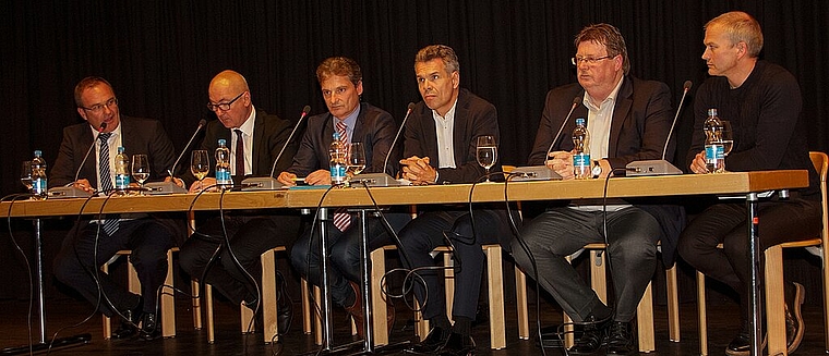 Prominent besetztes Podium: Gesprächsleiter Thomas Kübler unterhält sich mit Isaac Reber, Alexander Imhof, Lucas Richterich, Josef Zindel und Stefan Marbach (v.l.). Foto: Martin Staub